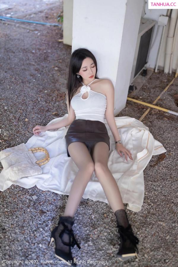 鱼子酱fish  [XiuRen]高清写真图 2023.12.29 No.7888 鱼子酱Fish 短裙美腿第11张图片